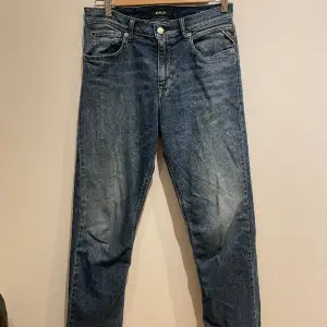 Replay jeans som passar folk runt 170 cm långa Jeansen är 8/10 skick. Litet hål på höger ficka så ha inga småsaker där, men mobil och annat får plats!