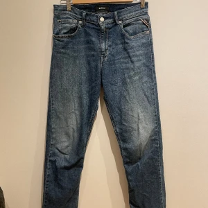 Replay jeans - Replay jeans som passar folk runt 170 cm långa Jeansen är 8/10 skick. Litet hål på höger ficka så ha inga småsaker där, men mobil och annat får plats!