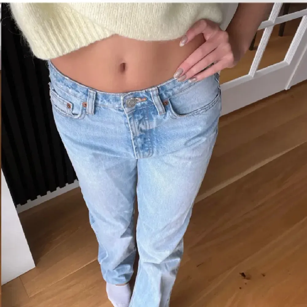 Säljer mina mid-low waist jeans från Zara, i bra skick, lite i storleken 💕. Jeans & Byxor.