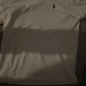 Ralph lauren t shirt - Riktigt snygg och vit ralph laurent t shirt. Köpt på nk och är i jättebra skick 