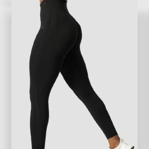 Träningstights ICIW - Svarta träningstights från ICIW, endast använda en gång och därav i nyskick. (Nypris 799kr, RUSH SEAMLESS TIGHTS BLACK)