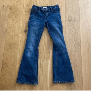Jeans Lindex  - Mörkblåa flared jeans från Lindex barnavdelning. Midjan är justerbar. Orginalpris 399 kr. Jeansen är slutsålda i just denna storlek. Säljer pga försmå. Skriv om ni har några frågor🤗❤️