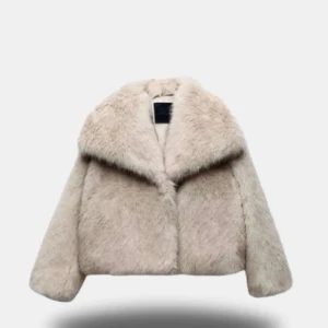 Pälsjacka - Säljer en oanvänd pälsjacka från Veritano jag köpte från en tjej här på plick i storlek M, men skulle säga mer att den är one size (xs-s-m). Oanvänd med lapp kvar🌸🌸🌸🌸✨✨bilder tagna från hemsidan