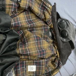 Cp company barbour jacka - Denna jacka är äkta den är köpt från en secondhandbutik med endast märkeskläder där dom checkat att dom är äkta. Inget bästämt pris skriv t mig och ge ett pris.Kmr ge ett bra pris för jag inte har kvitto och vill bli av med den.