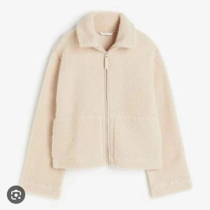 Teddyjacka - Jättefin slutsåld teddyjacka från HM. Säljer då jag inte riktigt tycker den passar min stil. (använd fåtal gånger) Storlek L men sitter mer som M! Skriv om du har frågor eller för egna bilder💗💗