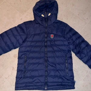 Fjällräven Jacka - Fjällräven Expedition Pack, har nog aldrig använt den helt ärligt, storlek M.  Nypris 3.900