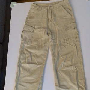 Vida cargo pants - Cargo pants i beige som har breda ben. 