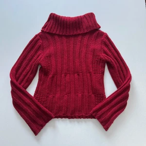 Röd polotröja - Röd stickad polotröja. Står varken märke eller storlekslapp men passar S eller XS om man vill ha den oversize 💓