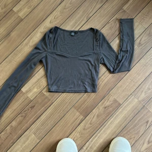 Tröja - Ribbad i tunnt tyg. Kort. 