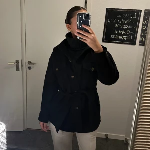 Kappa - Säljer en kappa från Zara i strl XS, den är använd fåtal gånger och är i bra skick, säljer den för 300kr