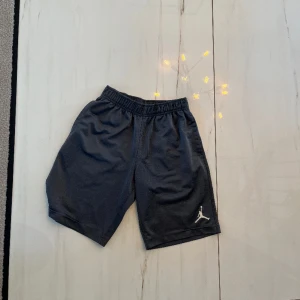 BASKET SHIRTS - Säljer dessa Jordan basket shorts❤️