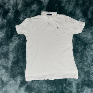 Polo pike - En Raulph Lauren pike som är använd i gott skick. Inga tecken på skador eller hål. Pikén är storlek L men passar mer som XL!