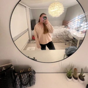 Stickad tröja - Rosa stickad tröja från Hm💓 super mysig och sticks inte alls. Kontakta för mer info ! 