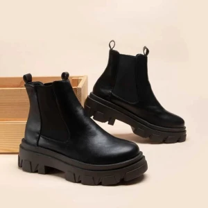 Chelsea Boots - Bekväma skor som passar i alla årstider säljes pga fel storlek använts 1 kväll bara helt som nya, det är storlek 42 men mer som 41