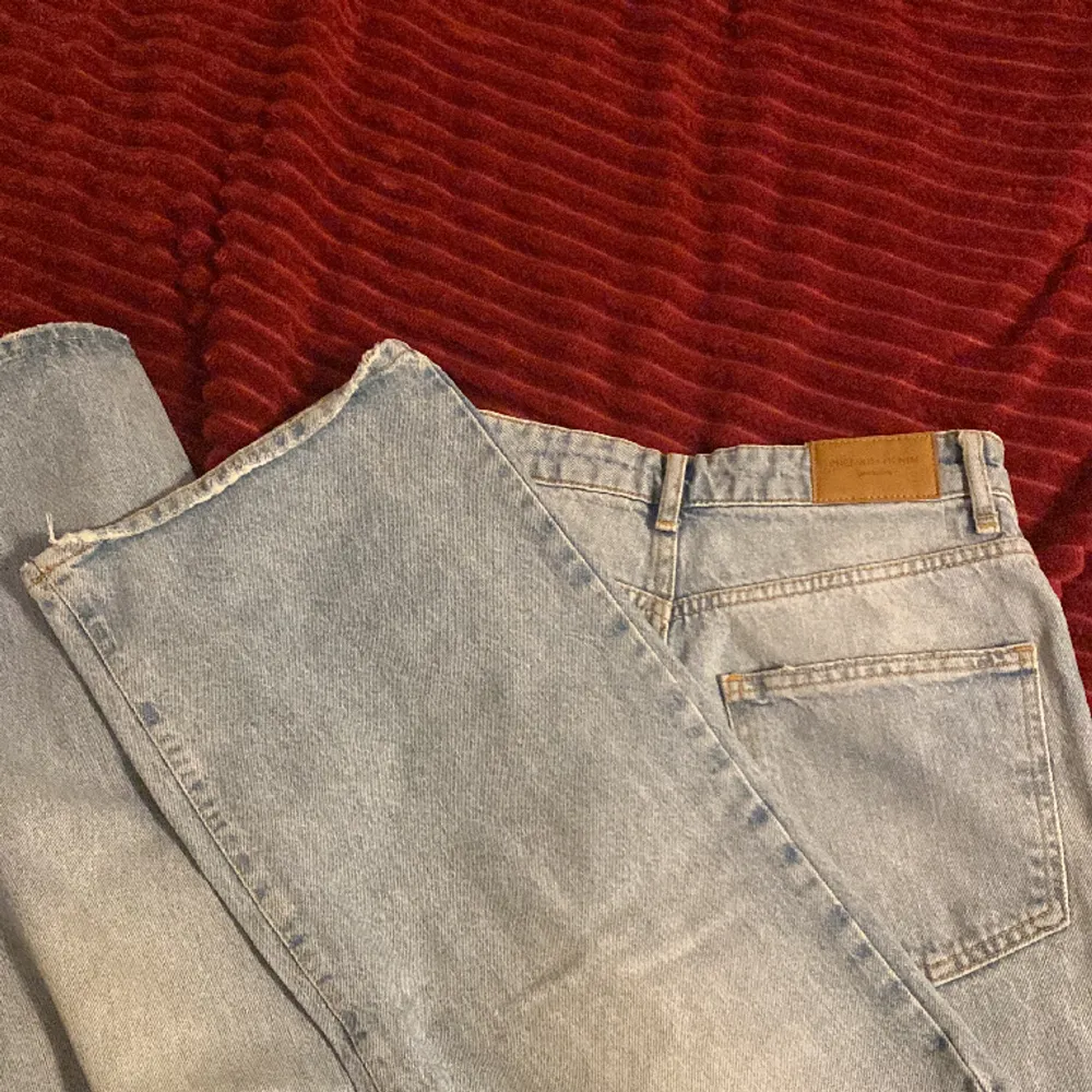 Säljer ett till par jeans som är lite större i modellen och utsvängda. De är ljusblå och mycket sköna 💕 tvärsöver är midjan 35cm och innebenslämgden är 87 cm . Jeans & Byxor.