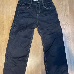 Ett par svarta jeans från Lindex i storlek EUR 158/ UK 12-13