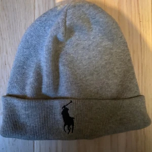 Ralph loren mössa - Nu säljer jag min ralph loren mössa som ej går att få tag på längre. Mössan är i fint skick och den har en väldigt bra pass form. Ny pris är 1200 men säljer den för 900.