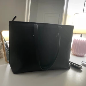 Väska  - En superfin väska i bra skick med få defekter (se bild) den är stor och rymmer mycket 💕