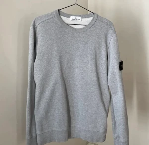 Stone Island sweatshirt - Säljer en Stone island sweatshirt i storlek M i bra skick. 