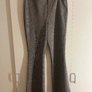 Mönstring kostymbyxor H&M  - Mönstring kostymbyxor med ett stretch material! Byxorna kommer från H&M och är i mycket god skick!! Storlek L! Köparen står för frakten 📦📦