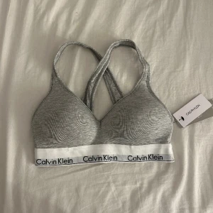 Calvin Klein bh - En helt ny och oanvänd Calvin Klein bh med prislapp kvar. Säljer då den tyvärr va för liten. Köparen står för frakten. Pris kan diskuteras :)