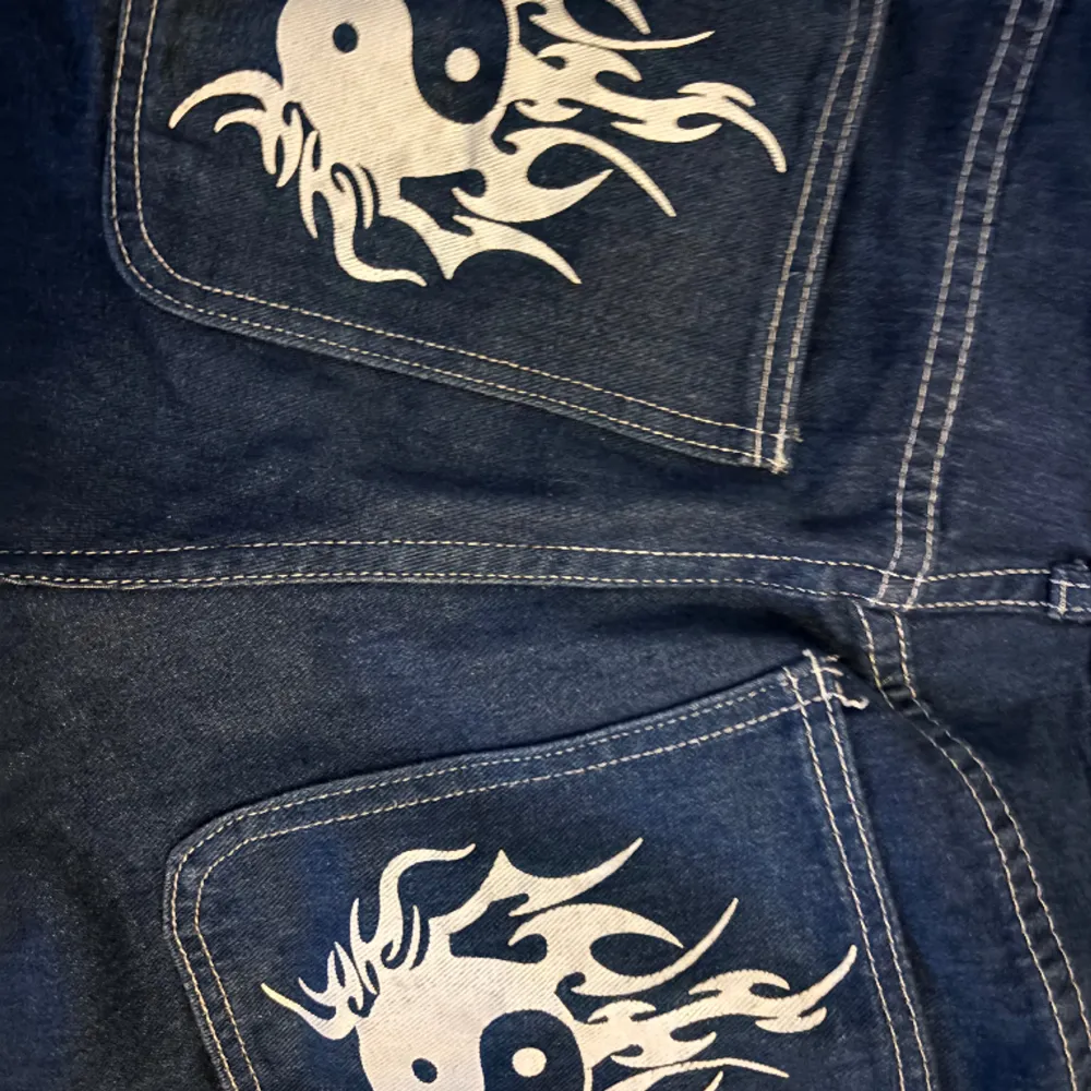 Blåa och ying och yang märket på bakfickorna Baggy. Jeans & Byxor.