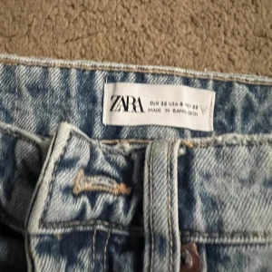 Zara jeans byxor  - Storleken 32 zara jeans , nästan oanvändbara ljus blåa byxor.  Pris kan förhandlas.