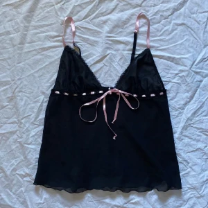 Mesh topp - Säljer denna super fina topp då den tyvärr inte kommer till användning. Köpt från en annan tjej här på plick. Pris går att diskuteras! Skriv vid intresse och funderingar! Postar eller möts upp i Stockholm. ❤️