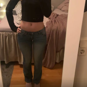 Lågmidjade jeans - Fina lågmidjade jeans som har blivit för tajta, de är i väldigt bra skick och är storlek 32 men passar även 34. Jag är 162 och dem är bra i längd!