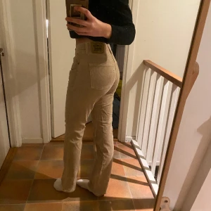 Manchester byxor  - Levis manchesterbyxor. W30 L34. Passar mig i längden som är 172cm. Bra skick