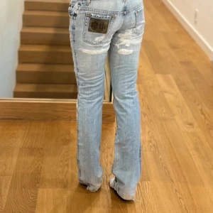 Assnygga jeans med revor🥰 - Skitsnygga DOLCE&GABBANA jeans med låg midja och coola revor🥰 total längd:103cm då Decartes avklippta, midja:37-39cm🥰
