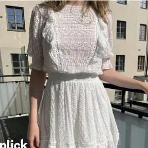 Så otroligt fin vit klänning som passar perfekt till student, konfirmation mm. Endast använd en gång och så fint skick, nypris runt 1200 kr ❤️❤️(fler bilder kommer!)