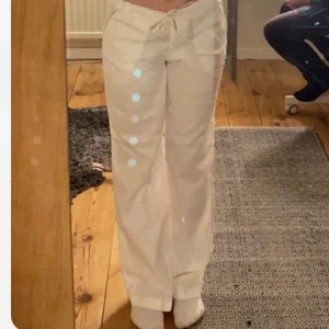 Linnebyxor - Superfina linnebyxor i strl XS, endast provade men har inte kommit till användning tyvärr! Inga fläckar eller liknande☺️ Nypris över 400
