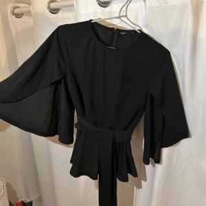 Svart blus  - En gullig svart blus som aldrig använts. Lite mindre i storleken, passar mig som annars har S, men är stretchig. 