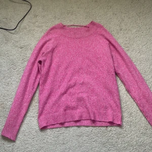  Stickad tröja  -  Använd hyfsat mycket men ändå bra skikt 