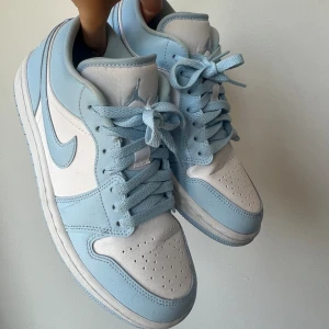 Nike Jordan 1 ”aluminium low” - Säljer ett par Nike Jordan 1 i ”aluminium low”. 🩵 Köpta från Merchsweden och är använda men i bra skick. 