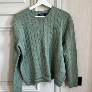 Polo Ralph Lauren Tröja - Polo ralph lauren tröja  Skick 7/10 då de är en liten defekt högst upp på tröjan bakom ( se sista bilden ) Hittar inte vilken storlek de är men är mellan 160-175cm lång Den är äkthetstestad och ska va äkta Fraktar samma dag som köp 399kr! In och köp!