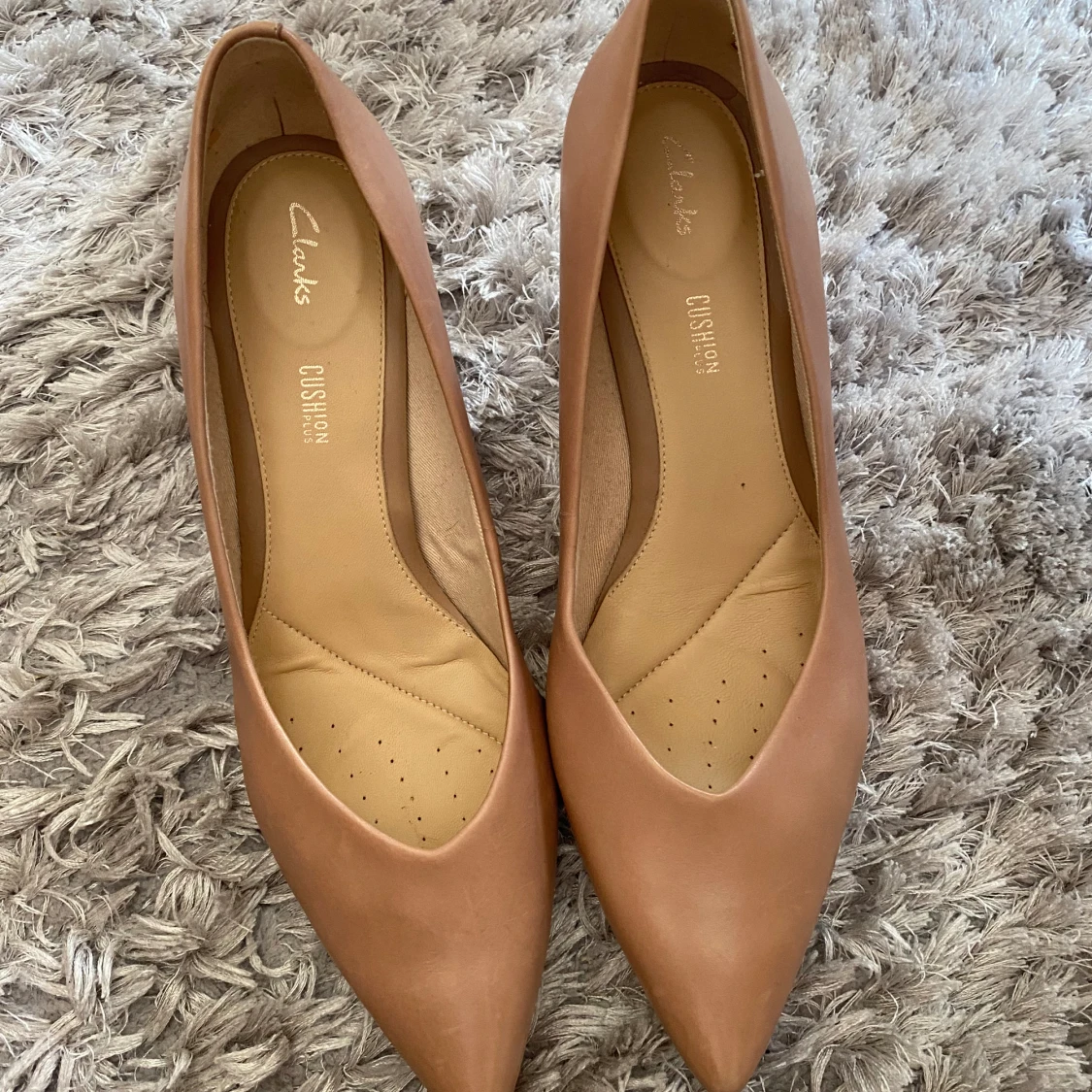 Skinpumps från CLARKS och sandaler från WERA