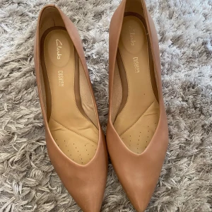 Skinpumps från CLARKS och sandaler från WERA - Dom är i bra skick men i skinnet på svartklackarna har det försvunnit lite från sulor(sista bilden), men som inte syns när man använder de. De är superfina och passar 41. 💝 Tillsammans kostar de egentligen 1500kr. Säljer därför för 500kr tillsammans.