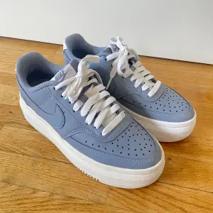 Blåa skor från Nike. Använda en gång🤍