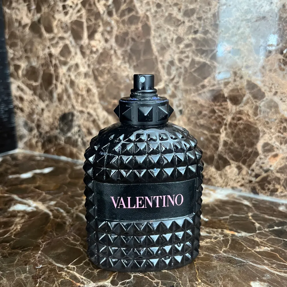 Säljer min Valentino born in roma. Flaskan har förvarats varsamt i skuggan. Använt parfymen sammanlagt 7-8 gånger. Ca 90-95ml kvar av 100ml. Tar inga skambud, vill bara ha en snabb och smidig affär till önskat pris. Kork borta, därav lägre pris.. Övrigt.