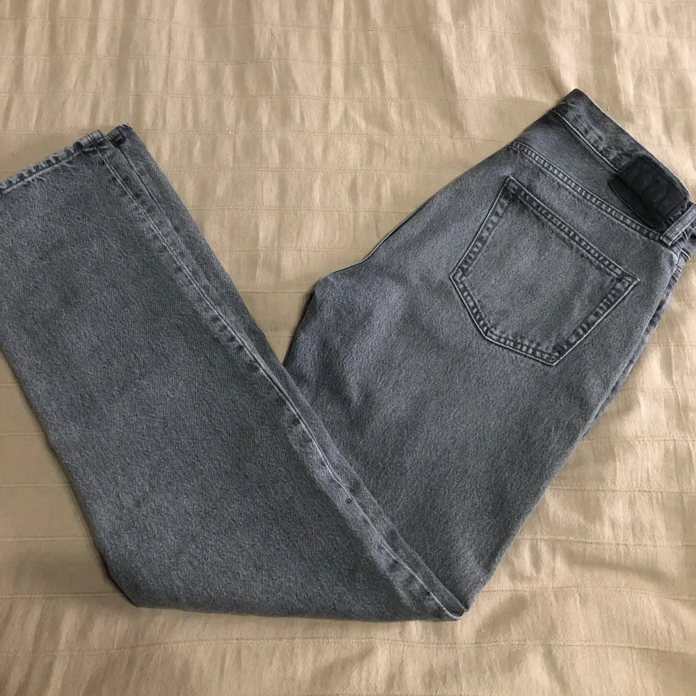 Tjena! Säljer nu dessa gråa jeans från lager 157. De är i nyskick då de i princip aldrig använts. Nypris 400kr. Passar perfekt nu till våren då solen tittar fram ☀️ Hör av er vid frågor eller funderingar! 🤝. Jeans & Byxor.