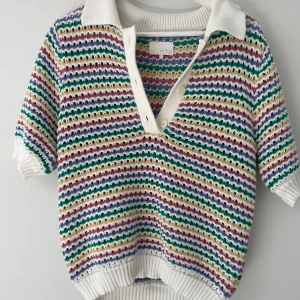 Stickad tröja från Nümph (copenhagen)  - Helt ny, Randig stickad T-shirt med öppning  Från det danska märket Nümph  Ord pris, 800 Aldrig använd