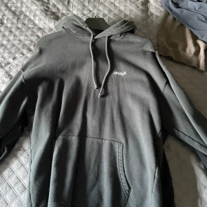 Levis hoodie - Jättefin Levis hoodie som endast är använd 2 gånger.