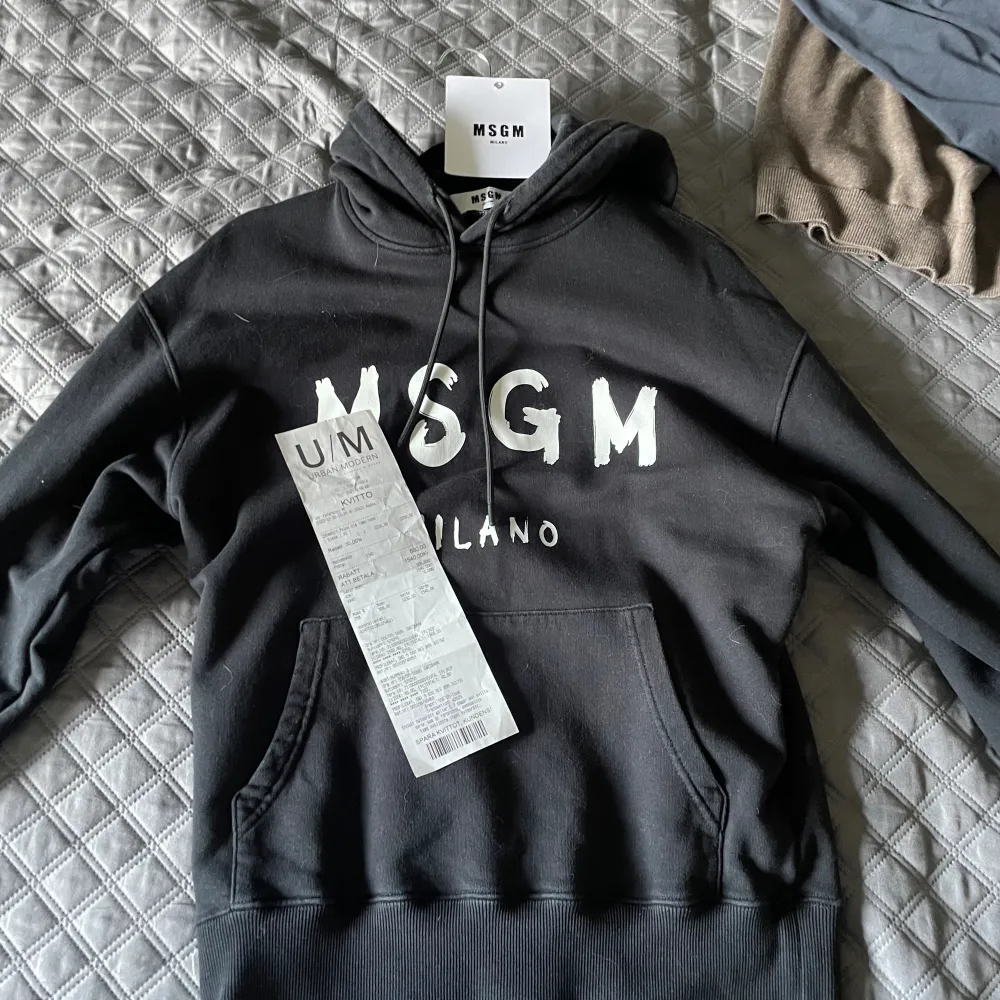 Säljer nu min sparsamt använda MSGM Milano hoodie. Den är storlek XS men sitter som M. Jättefint skick samt inga flaws eller linknande. Köpt på Urban modern på väla! Kvitto finns. Nypris 2200 kr. Hoodies.