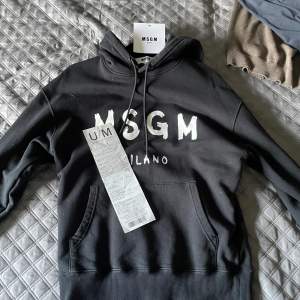 Säljer nu min sparsamt använda MSGM Milano hoodie. Den är storlek XS men sitter som M. Jättefint skick samt inga flaws eller linknande. Köpt på Urban modern på väla! Kvitto finns. Nypris 2200 kr
