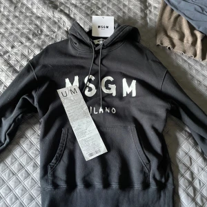 Msgm Milano hoodie - Säljer nu min sparsamt använda MSGM Milano hoodie. Den är storlek XS men sitter som M. Jättefint skick samt inga flaws eller linknande. Köpt på Urban modern på väla! Kvitto finns. Nypris 2200 kr