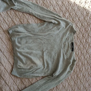 Grå topp med volanger, storlek Xs!  - Grå topp med volanger, storlek Xs! Fina knyt detaljer vid ärmarna! 