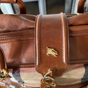 Burberry väska  - Ej äkta, alla detaljer är i läder.