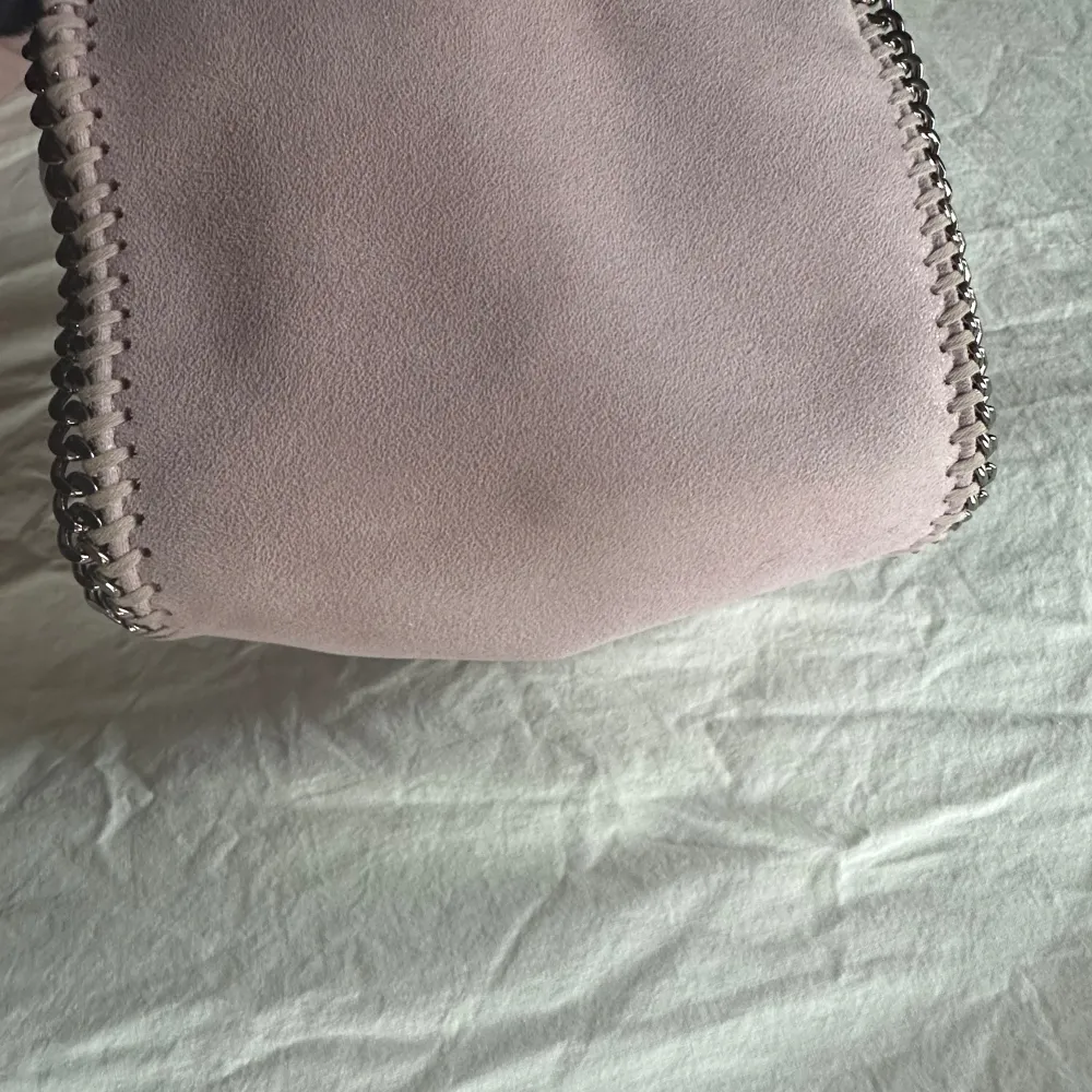 Säljer nu min jätte snygga rosa Stella McCartney väska🩷 den är nästan helt ny (endast använts få gånger) väskan har en jätte liten fläck som knappt syns, där av priset. Fläcken går att ta bort med mockarengöring😊 nypris 8260kr!. Väskor.